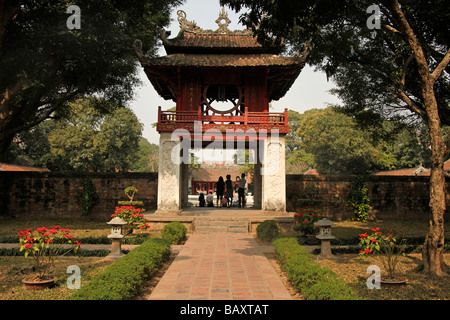 Torre di Porta al Tempio della Letteratura Van Mieu Hanoi Vietnam Asia Foto Stock