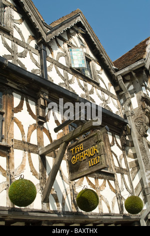 Verticale fino in prossimità dell'Ornato del XVI secolo in bianco e nero in stile Tudor facciata del popolare Garrick Inn sotto il sole Foto Stock