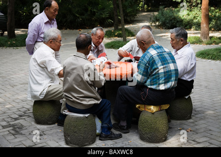 Carte da gioco in Zhongshan Park Shanghai in Cina Foto Stock