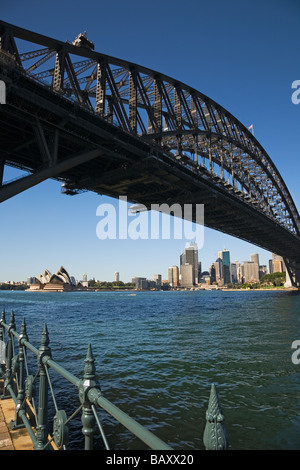 Due icone di Sydney, il Ponte del Porto & Opera House visto da Milson il punto sulla North Shore di Sydney, Nuovo Galles del Sud Australia Foto Stock