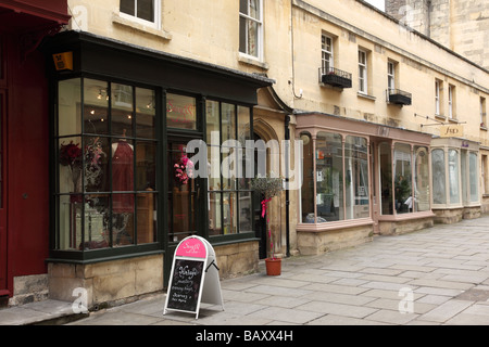 Negozi indipendenti in Margarets Buildings, città di Bath, Somerset, Inghilterra, Regno Unito Foto Stock