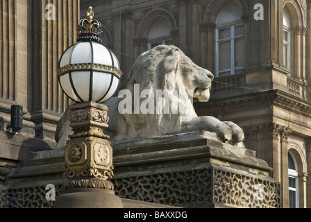 Uno dei Lions al di fuori del Municipio di Leeds, West Yorkshire, Inghilterra, Regno Unito Foto Stock