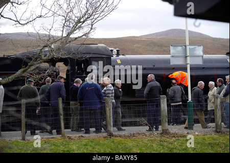 Appassionati di treni alla stazione di Achnasheen, Tour ferroviario della Gran bretagna 2009, trainato a vapore tra Inverness e Kyle of Lochalsh, Highlands scozzesi, Foto Stock