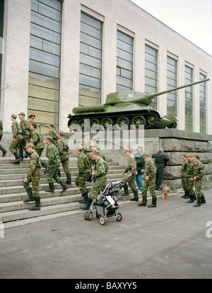 Soldati a salire le scale di fronte al centro di Forze Armate Museum, Mosca, Russia Foto Stock