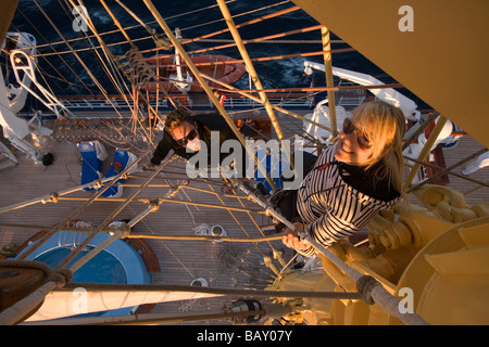 Giovane salendo il montante del Royal Clipper, Mastclimbing, a bordo della barca a vela Cruiseship Royal Clipper (Star Clippers Crociere), Foto Stock