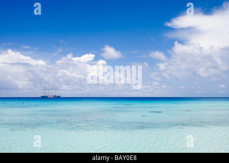 Barca a vela cruiseship Star Flyer (Star Clippers crociere) in Rangiroa Atoll, Avatoru, Rangiroa, Tuamotus, Polinesia Francese Foto Stock