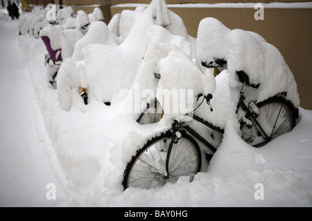 Una fila di coperta di neve di biciclette, Monaco di Baviera, Germania Foto Stock