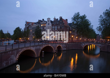 Bridge, Keizersgracht, di Leidsegracht, vista su ponte illuminato di case a capanna di sera, Keizersgracht e Leidsegrach Foto Stock