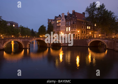 Bridge, Keizersgracht, di Leidsegracht, vista su ponte illuminato di case a capanna di sera, Keizersgracht e Leidsegrach Foto Stock