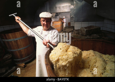 Cuocere la presentazione di crauti freschi nella volta del ristorante storico Wurstkueche, Regensburg, Alto Palatinato, Baviera, G Foto Stock