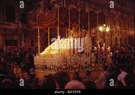 Persone che esercitano una massiccia, a lume di candela con la statua di Santa Maria alla cattedrale di notte, Plaza San Francisco square, Siviglia, Andal Foto Stock