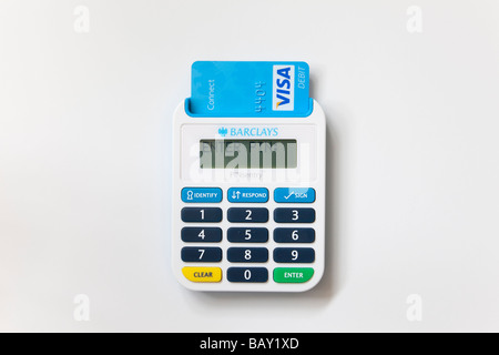 Close up di Barclays pinsentry bankcard reader con Visa connect debit card inserita. Inghilterra, Regno Unito Foto Stock