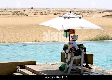 Bagnino di salvataggio a Bab Al Shams, Desert Hotel, Dubai, Emirati Arabi Uniti, Emirati arabi uniti Foto Stock