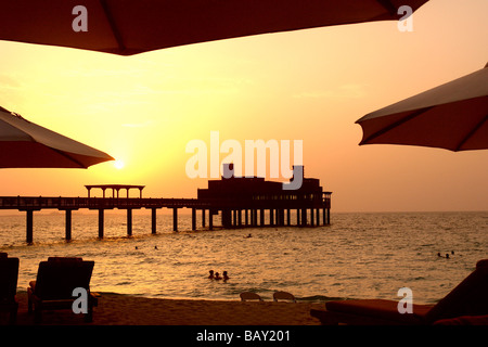 La gente di balneazione, visualizzare Al Qasr Hotel Ristorante Pier in serata, Dubai, Emirati Arabi Uniti, Emirati arabi uniti Foto Stock