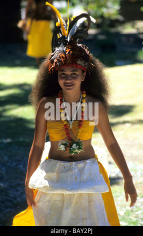 Giovane donna in abito tradizionale, danza di benvenuto nel villaggio di Hakahau sull isola di Ua Pou, Polinesia Francese Foto Stock