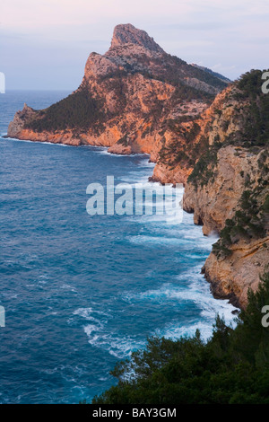 Cap de Formentor al crepuscolo, vista dal Mirador es Colomer, Maiorca, isole Baleari, Spagna Foto Stock