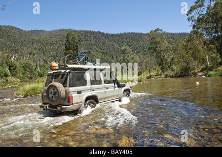 La trazione a quattro ruote motrici auto attraversando le pianure paludose Creek Valley Geehi Kosciuszko Parco Nazionale del Nuovo Galles del Sud Australia Foto Stock