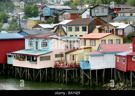 Capanne di legno nelle principali città di Castro, isola di Chiloé, Cile, Sud America Foto Stock