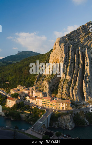 Vista a la città Sisteron tra il fiume Durance e alte scogliere calcaree, Alpes-de-Haute-Provence, Provenza, Francia Foto Stock