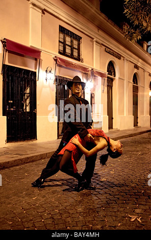Coppia giovane ballare il tango, San Telmo, Buenos Aires, Argentina, Sud America Foto Stock