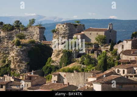 Visualizzare presso il villaggio Saignon nel Luberon, Mt. Ventoux all orizzonte, Vaucluse Provence, Francia Foto Stock