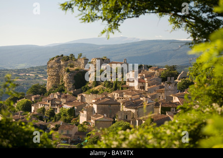 Visualizzare presso il villaggio Saignon nel Luberon, Mt. Ventoux all orizzonte, Vaucluse Provence, Francia Foto Stock