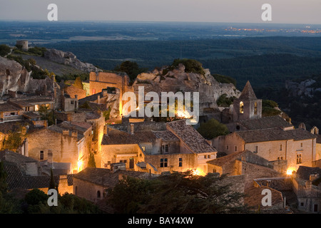 Il borgo antico Les-Baux-de-Provence in serata, Vaucluse Provence, Francia Foto Stock