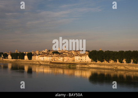 Vista a la città di Arles presso il fiume Rodano, Bouches-du-Rhone, Provenza, Francia Foto Stock