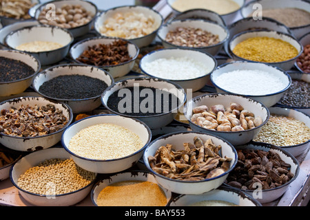 Le spezie intere nel Bazar delle Spezie nella Vecchia Delhi India Foto Stock