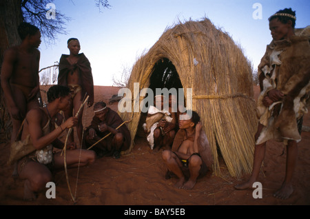 Tradizionale rifugio dei Boscimani, Wiederangesiedelte San, Intu Africa Riserva del Kalahari, Namibia, Africa Foto Stock