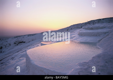 Terrazze di agglomerato, Pamukkale, Turchia occidentale Foto Stock