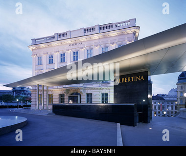 Visualizzare presso il museo Albertina al crepuscolo, Vienna, Austria Foto Stock