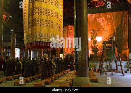 Le persone in piedi in Dayuantong pregando hall di Puji Si monastero, Isola di Putuo Shan, nella provincia di Zhejiang, Cina e Asia Foto Stock