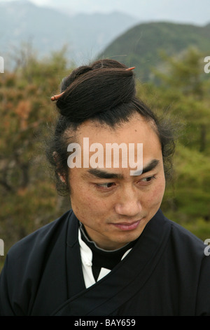 Il monaco taoista Zhang Qingren dimostrando Tai Chi, Hou Shi Wu tempio, Monte Tai, Tai Shan, provincia di Shandong, Patrimonio Mondiale, UNES Foto Stock