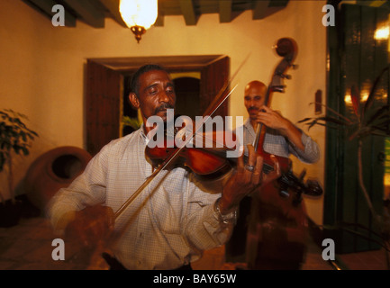 Musicisti, al ristorante Medina, Old Havana, Cuba Foto Stock