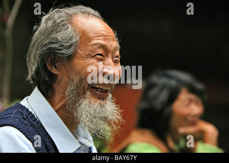 Taichi master con sua moglie, il Monte Wudang, Wudang Shan, taoista di montagna, provincia di Hubei, dichiarato patrimonio culturale mondiale dall'UNESCO, bi Foto Stock