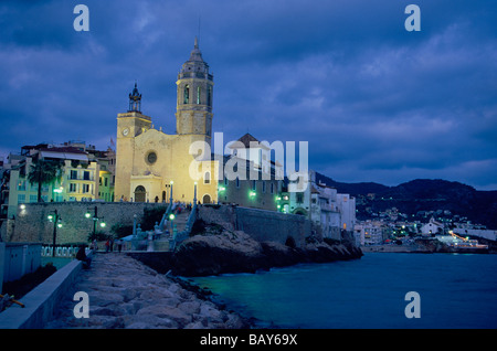 Illuminato la chiesa di Sant Bartomeu mi Santa Tecla di notte, Sitges, Costa del Garraf, Spagna Foto Stock