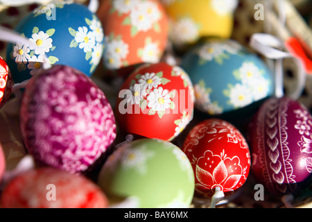 In prossimità delle uova di Pasqua presso il mercato di Pasqua, la Piazza della Città Vecchia, Staromestske Namesti, Staré Mesto, Praga, Repubblica Ceca Foto Stock