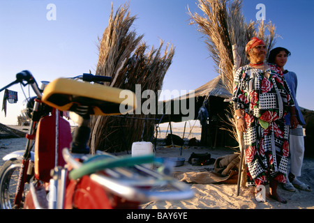 I beduini Ribe e Nedia in piedi accanto a loro tenda nel deserto, Nefleyet, Tunisia Foto Stock
