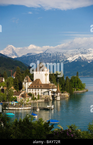 Castello Oberhofen sul Lago di Thun, Eiger (3970 m), Moench (4107 m) e Jungfrau (4158 m) sullo sfondo, Oberhofen, Oberland bernese Foto Stock