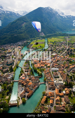 Il parapendio in tandem su Interlaken, Oberland Bernese (Highlands), il Cantone di Berna, Svizzera Foto Stock