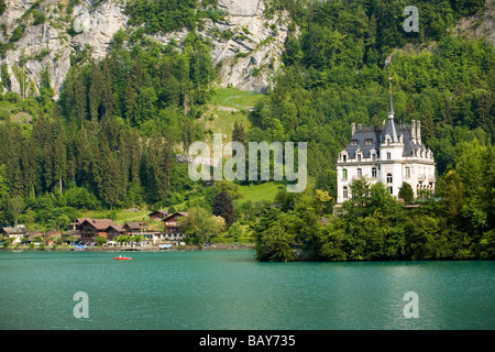 Vista sul Lago di Brienz a castello Seeburg, Iseltwald, Oberland Bernese (Highlands), il Cantone di Berna, Svizzera Foto Stock