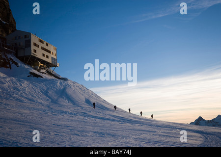 Gli escursionisti sul ghiacciaio lasciando Moenchsjoch capanna (3650 m, Svizzera Associazione alpina), Grindelwald, Oberland Bernese (Highlands), il cantone di Foto Stock