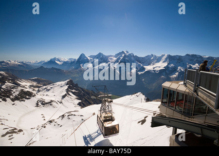 Cavo soprelevato auto arrivando Piz Gloria e la stazione superiore della Schilthornbahn (posizione per il racconto di James Bond e film sul suo Maje Foto Stock