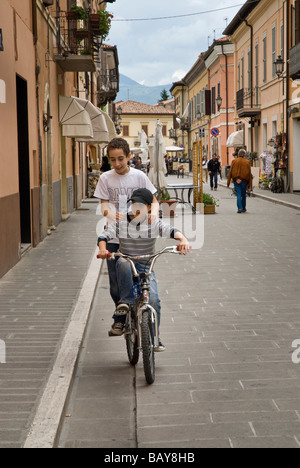 Due ragazzi su BMX Bike a Norcia nei monti Sibillini in Umbria Foto Stock