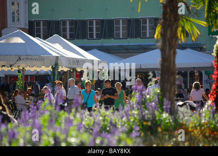 Le persone al posto principale nella città di Lienz, decorazioni di fiori al di fuori della messa a fuoco in primo piano, zona pedonale, Lienz, Tirolo orientale, Austria Foto Stock