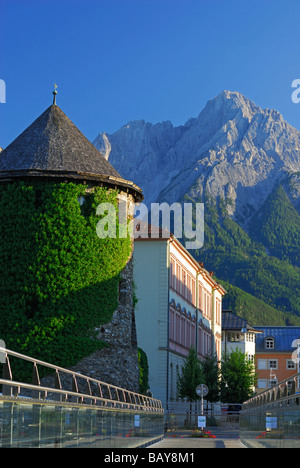 Torre Iselturm dal ponte Iselsteg con paesaggi di Lienzer Dolomiti gamma, città di Lienz, Tirolo orientale, Austria Foto Stock