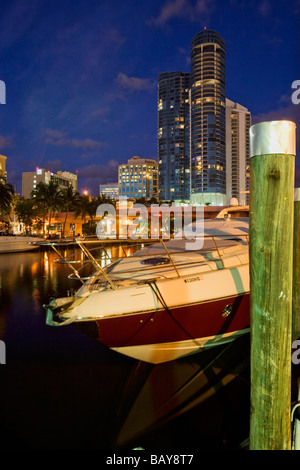 Yacht ormeggio nella parte anteriore del Las Olas Riverhouse Appartamenti su New River, Fort Lauderdale, Florida, Stati Uniti d'America Foto Stock