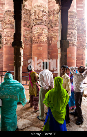 I turisti indiani a Qutb Minar tramite pilastri indù a Qutb Minar a Delhi in India Foto Stock