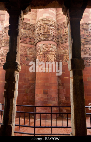 Qutb Minar tramite pilastri indù a Qutb Minar a Delhi in India Foto Stock